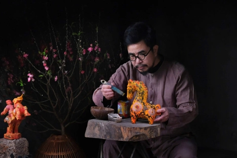 Lacquer horse sculptures revive Duong Lam traditions for Tet celebration