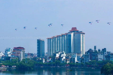 Fighter jets grace Hanoi skies for the first time
