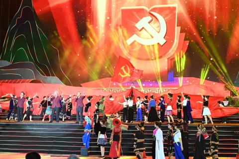 A night of unity and renewal beneath Vietnam’s Party flag
