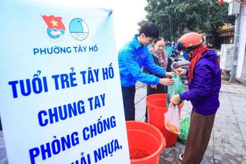 Hanoians release fish to preserve ancient tradition