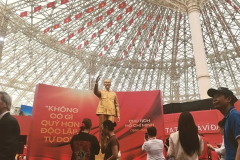 Large crowds attend national achievements exhibition as National Day spirit rises high
