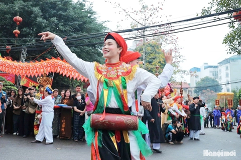 Disguise and drums mark sacred rite in Hanoi village
