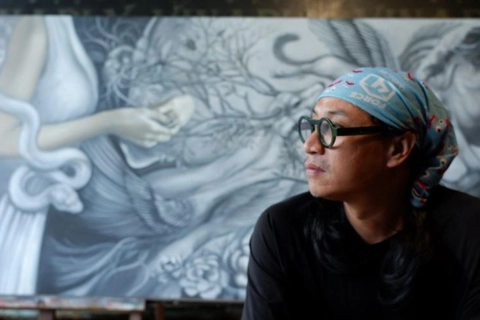 Hanoi-born painter evokes nostalgia through surrealist paintings