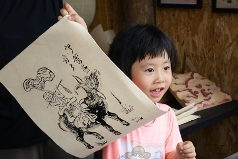 Young Hanoians revive folk paintings