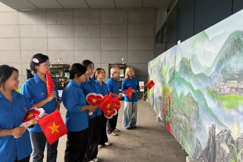 Hanoi Museum showcases 300m-long painting depicting country's beauty
