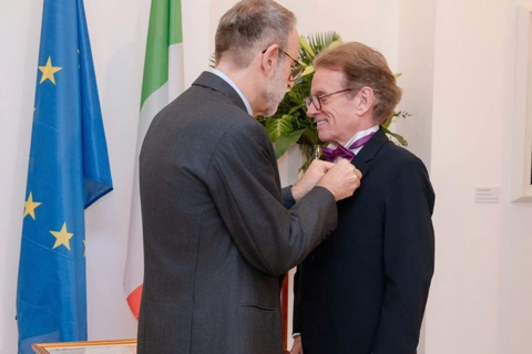 American doctor honored for decades of humanitarian work and Vietnam's foreign cooperation