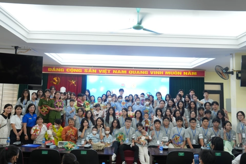 Hanoi students bring a warm Mid-Autumn Festival to pediatric patients