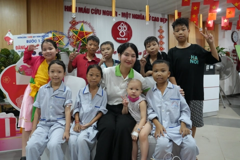 Hanoi students share Mid-Autumn joy with young patients