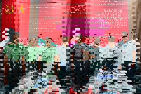 First businesses in Hanoi receive land ownership certificates for social housing project
