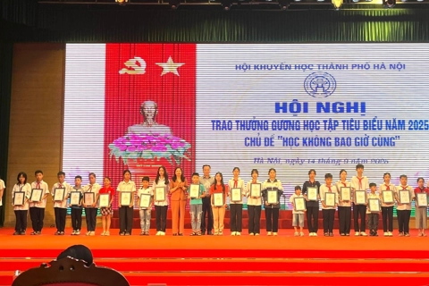 Hanoi awards scholarships to 221 students to encourage their lifelong learning
