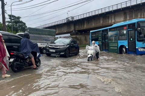 Schools closed, online classes organized in Hanoi amidst Typhoon Kajiki

