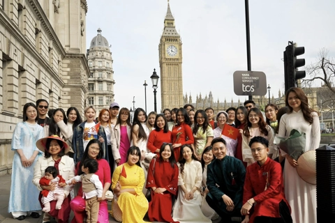 Vietnamese in UK march to mark 50 years of reunification