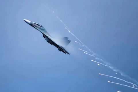 Vietnam Air Force soars in 50th Reunification Day spectacle
