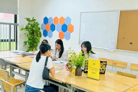 Over 160,000 sixth graders in Hanoi enrolled online