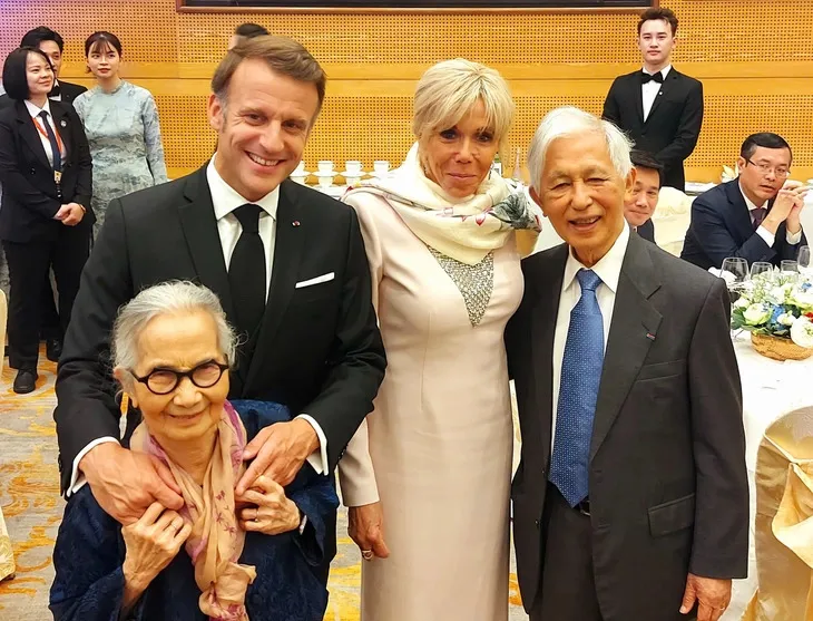 Image hình ảnh Emmanuel Macron - Vietnamese professors awarded highest French rank of honor