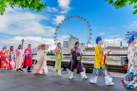 Traditional attire parades in Europe offer glimpse into Vietnamese tradition
