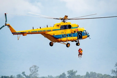 Vietnam’s military helicopter rescues flood-stranded residents 