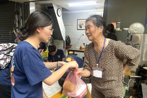 Hanoi youth's acts of kindness comfort patients in need