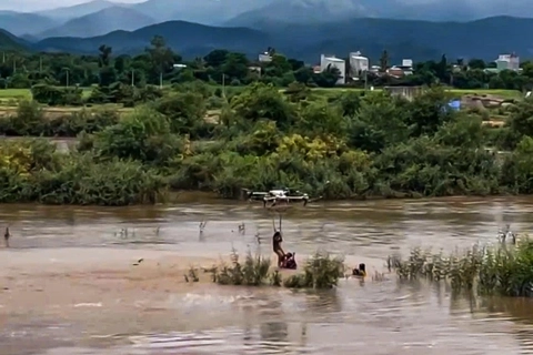 Vietnamese kids rescued from floodwater by private drone