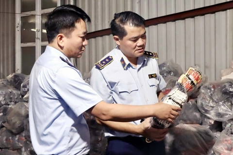 Phát hiện 10.000 đôi bít tất giả mạo thương hiệu Uniqlo, Slazenger