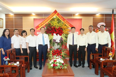 Hanoi Chief Councillor visits Kinh te & Do thi on Vietnam’s 100th Press Day
