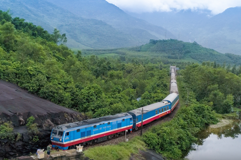 Vietnam accelerates Lao Cai - Hanoi - Haiphong railway project  
