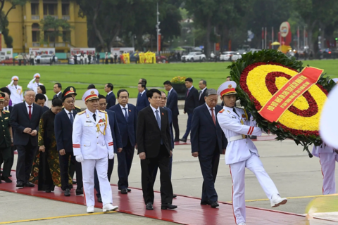 Vietnam and Hanoi leaders pay tribute to President Ho Chi Minh
