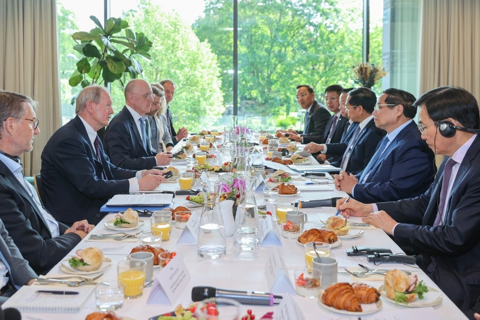 Prime Minister calls for Swedish investment in Vietnam’s tech infrastructure