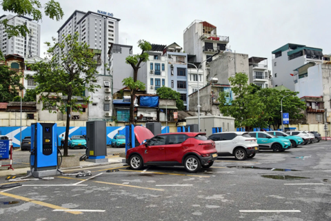 Hanoi rolls out more EV chargers at major bus terminals
