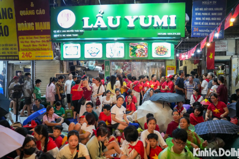Hanoi eateries serve up thousands of free meals for parade crowds
