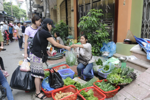 Hanoi to phase out makeshift markets under new community market plan