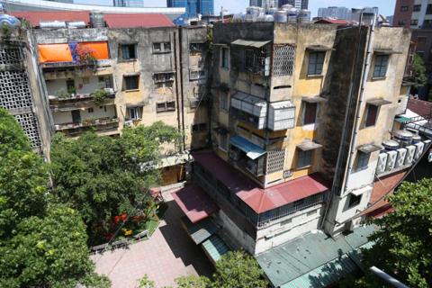 Hanoi may gain power to demolish unsafe apartments