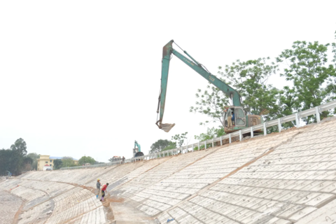 Hanoi plans multi-purpose upgrades to flood control dikes