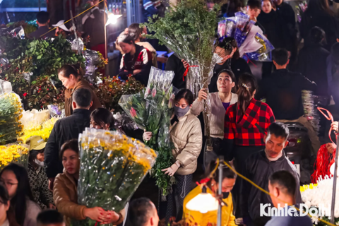 All-night buzz at Quang An Flower Market ahead of Tet