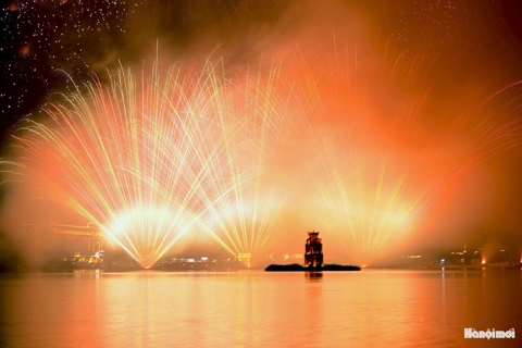 Hanoi’s sky ablaze with New Year fireworks