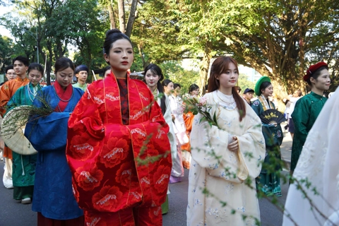 Hanoi Ao Dai Tourism Parade 2025 showcases the capital’s beauty