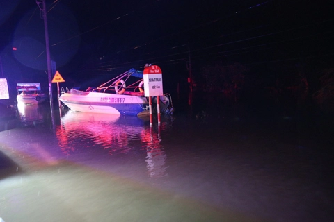 Historical flood in central Vietnam: Politburo orders maximum support efforts
