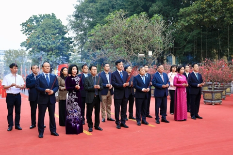 Hanoi’s leaders mark Tet with tribute to national founders and President Ho Chi Minh