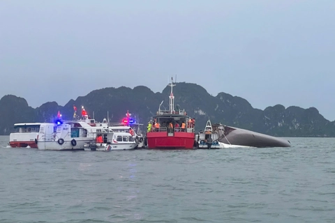 [Video] Twelve rescued after tourist boat capsizes in Ha Long Bay
