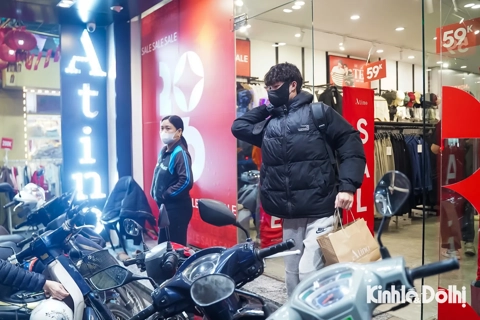 Tet demand keeps retail hubs in Hanoi busy late at night