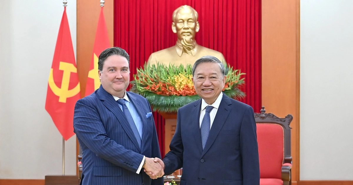 Foreign diplomats shaking hands during official meeting with Vietnam leadership discussing international relations