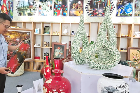 2025 Hanoi exhibition highlights lacquerware, pearl inlay, wood carving
