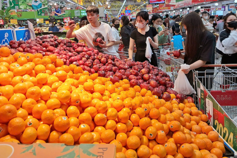 Supermarket promotions boost Vietnamese goods, expand reach to consumers
