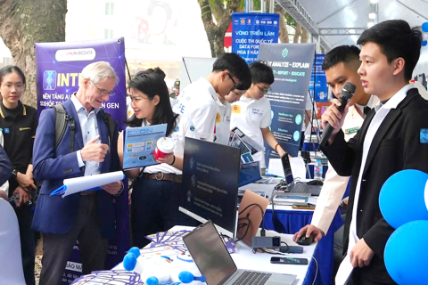 Hanoi urged to train 100,000 digital engineers through online academy