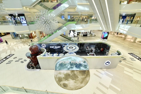 “MEGA SPACE MOLLY: Hello, Moon” takes Hanoi into magical universe