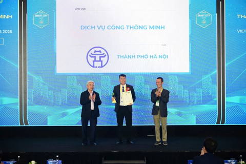 Hanoi wins Smart Public Services award for leadership in digital governance