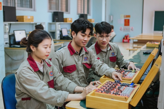 Hanoi strengthens three-pillar collaboration to develop human resources
